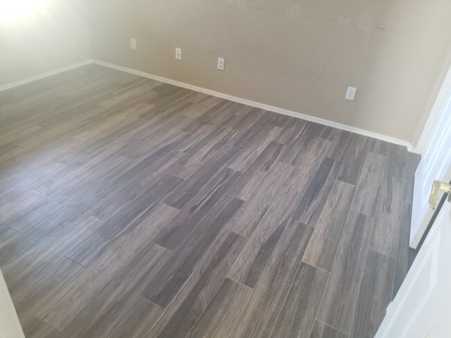 Building Photo - Beautiful spacious 3 b 2 bth 1834 sq ft home