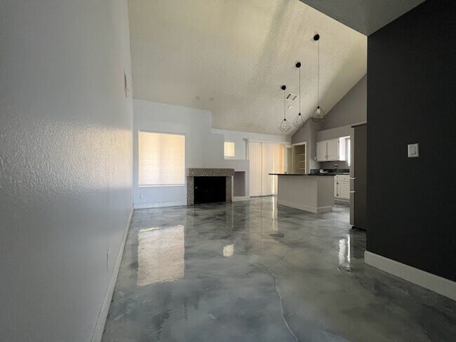Foto del edificio - Custom 3 bedroom home with master bedroom ...