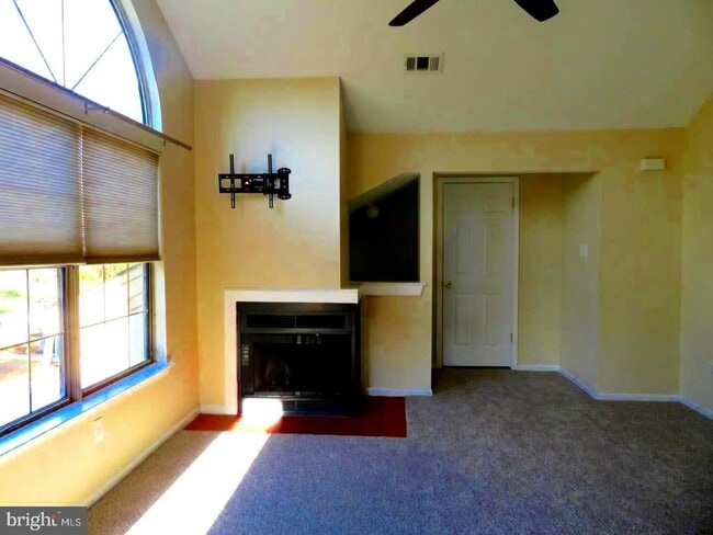 Building Photo - 208 Foxmeadow Dr