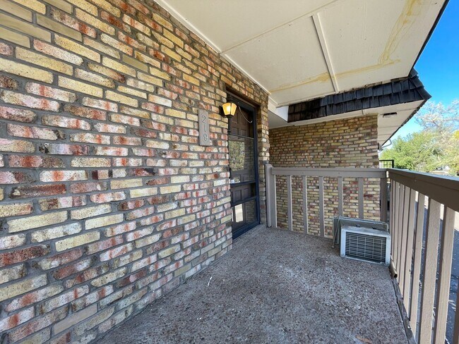 Foto del edificio - 2 bedrooms! New Carpet! One reserved cover...