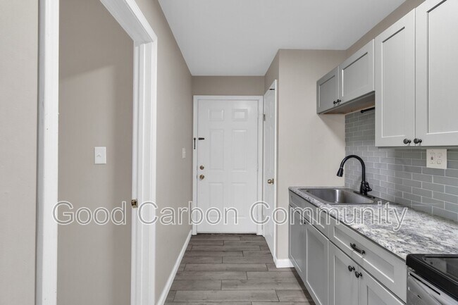Foto del edificio - 334 Harris Hill Rd