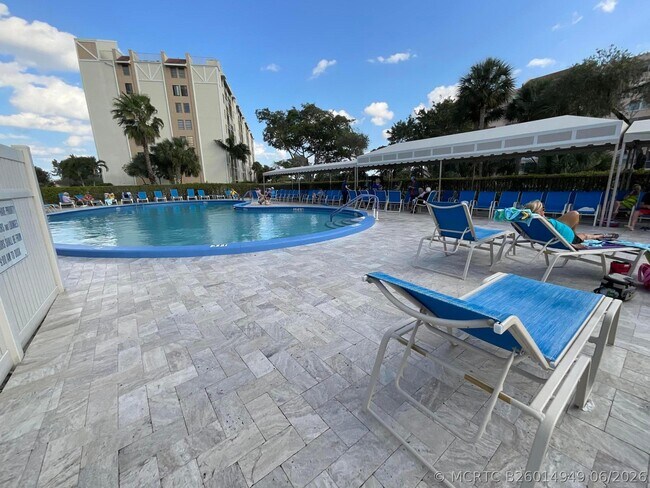 Foto del edificio - 14475 Strathmore Ln