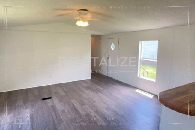 Building Photo - 3 Bedroom 2 Bath Mobile Home in Semmes!