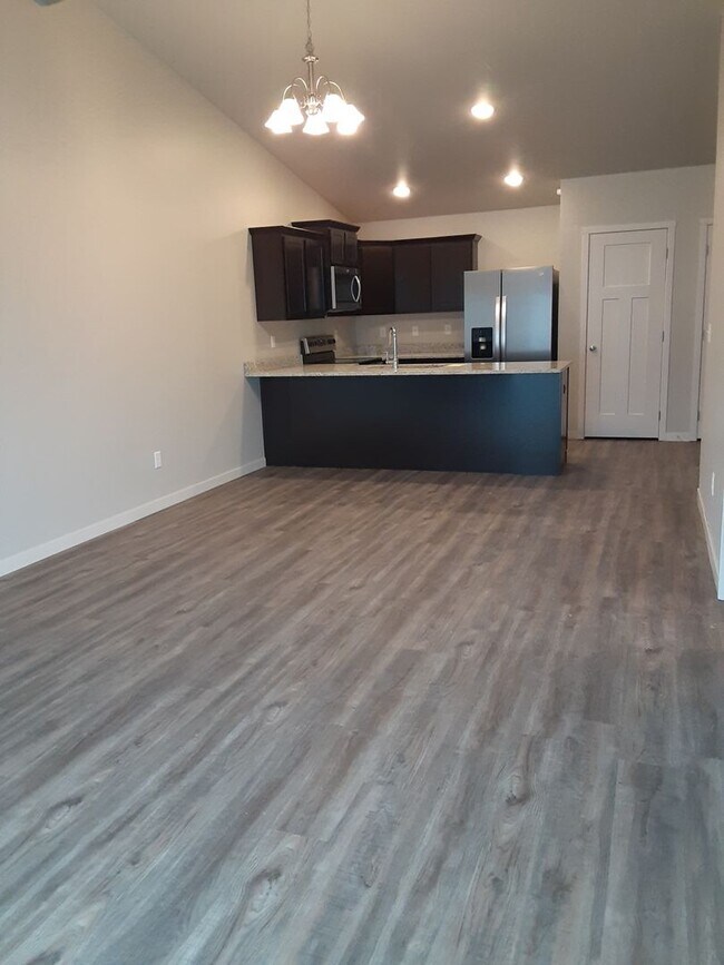 Foto del edificio - Modern Living in a 3-Bed, 2-Bath Townhome with Attached Garage