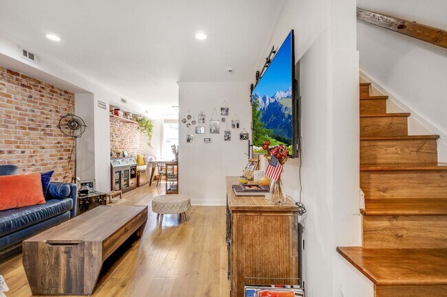 Foto del edificio - Stunning 4 BR/2.5 Townhome in Trinidad!