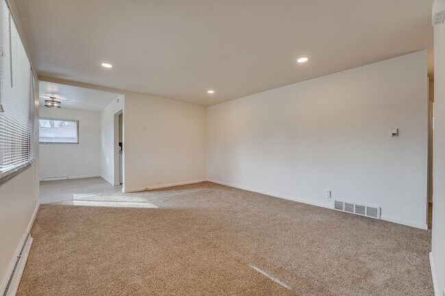 Building Photo - Cozy 3 Bedroom 2 Bathroom Home