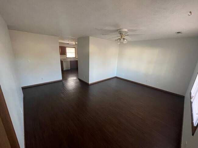 Vista de la entrada principal - 6604 Logan Ave