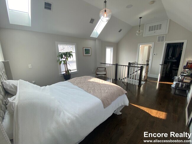 Building Photo - 10 Brook St