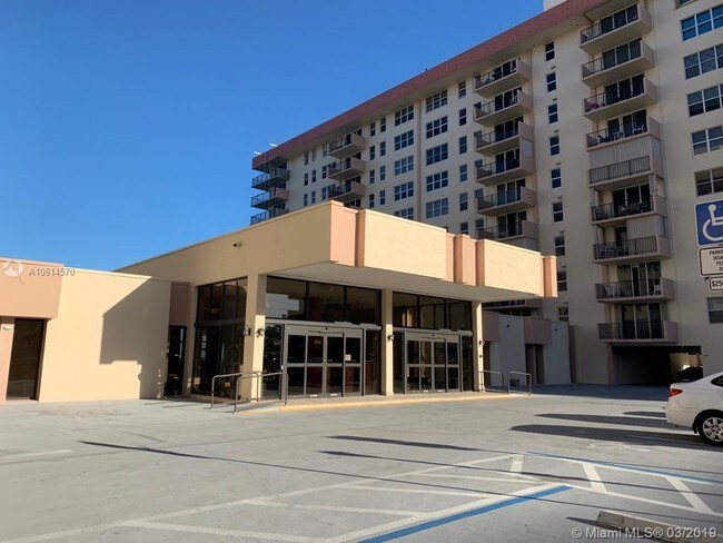 Building Photo - 1147 Hillsboro Mile