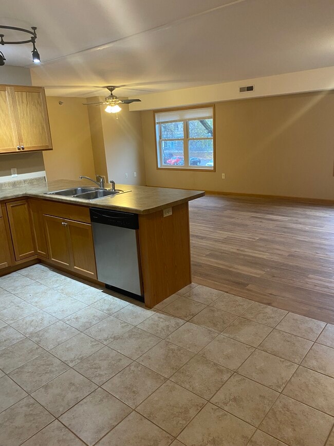 Building Photo - 1402 W Broadway St