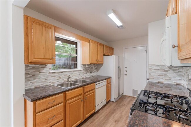 Foto del edificio - 9001 Lodge Ct