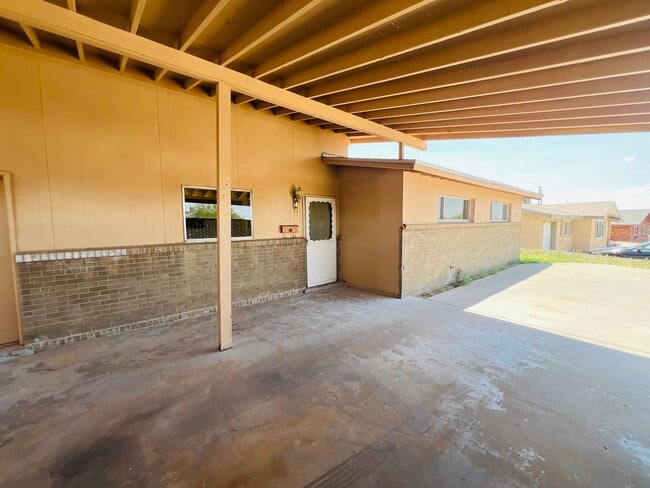 Foto del edificio - West side views