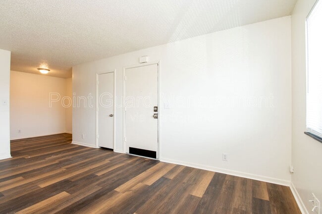 Building Photo - 1800 E 1st St N