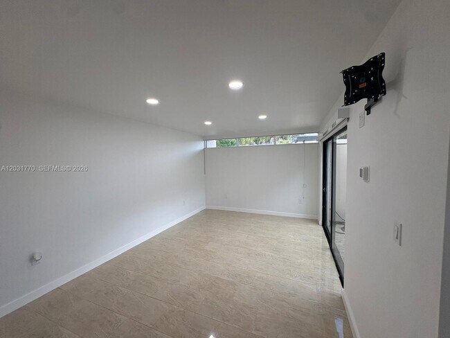 Building Photo - 15003 Coconut Ct