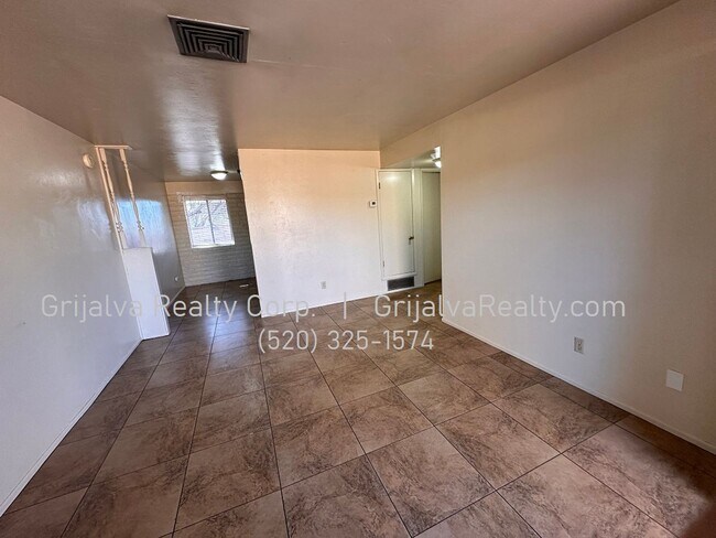 Building Photo - 3256 E Blacklidge Dr