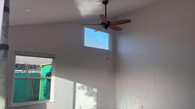 Foto del edificio - 101 E Portola Way