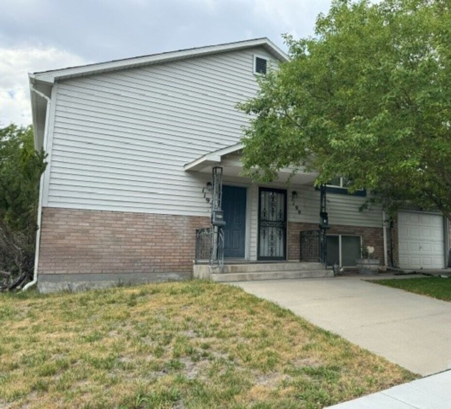 Primary Photo - 825 W Sage St