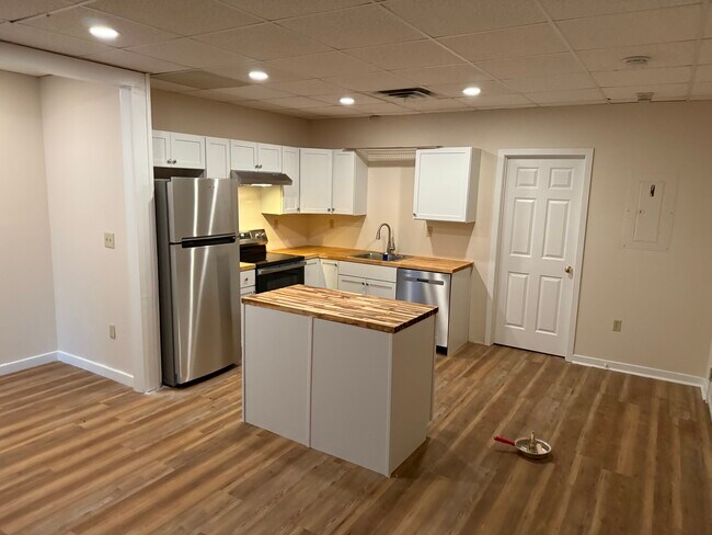 Building Photo - 100 Center St