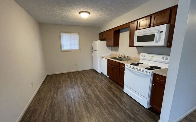 Foto del edificio - Large 2 bedroom 1 bathroom duplex