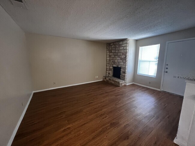 Building Photo - 9806 Roxanna Dr