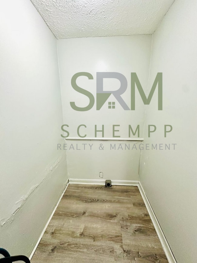 Building Photo - Spacious 2-3 bedroom home in Park Hill- Section 8 accepted