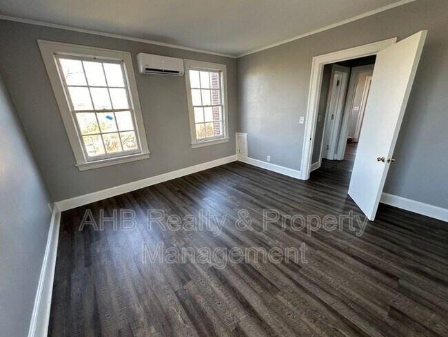 Building Photo - 265 E Morehead St
