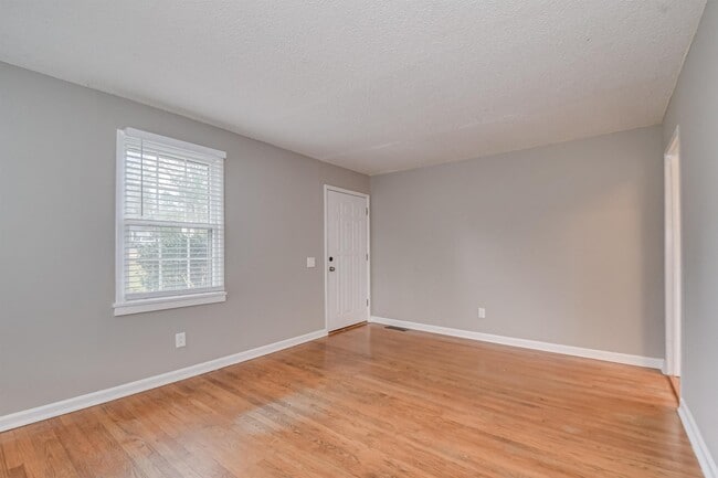 Building Photo - 1019 1/2 Bedford Dr