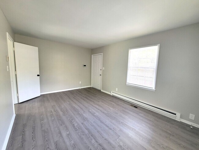 Foto del edificio - 3 Bedroom Brick Ranch in East Charlotte For Rent!