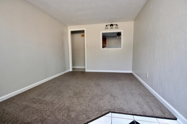 Foto del edificio - 101 Oak Manor Pl