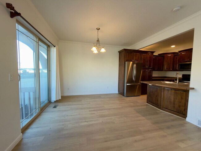 Building Photo - 664 E 110 S