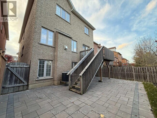 Building Photo - 325 Bathurst Glen Dr