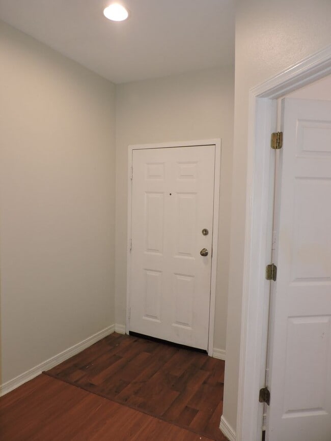 Building Photo - Easy access to interstate, shopping & hospitals!