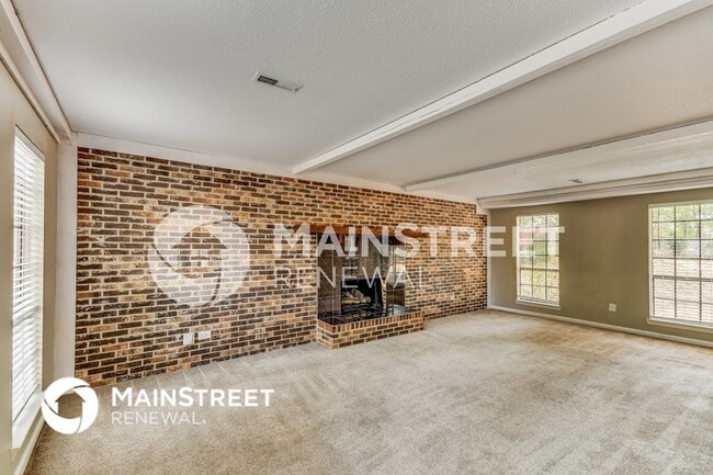 Building Photo - 904 Pine Forest Cir