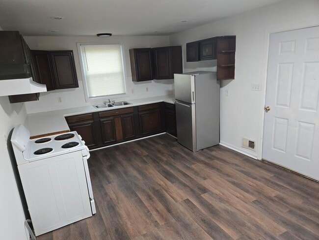 Building Photo - 2 Bedroom 1 Bath Townhouse
