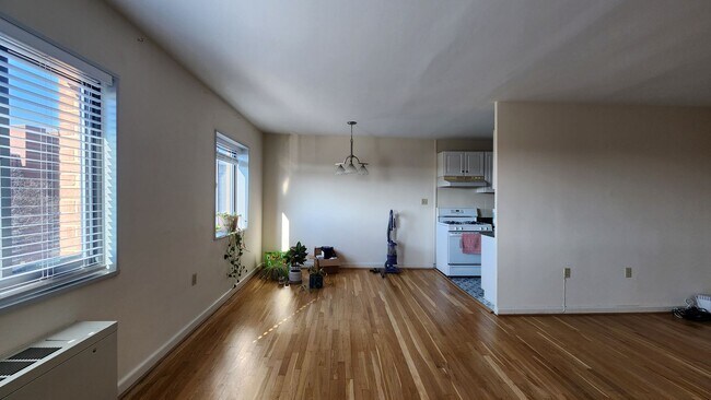 Foto del edificio - Utilities Included! Parking! Near Pentagon City Metro!