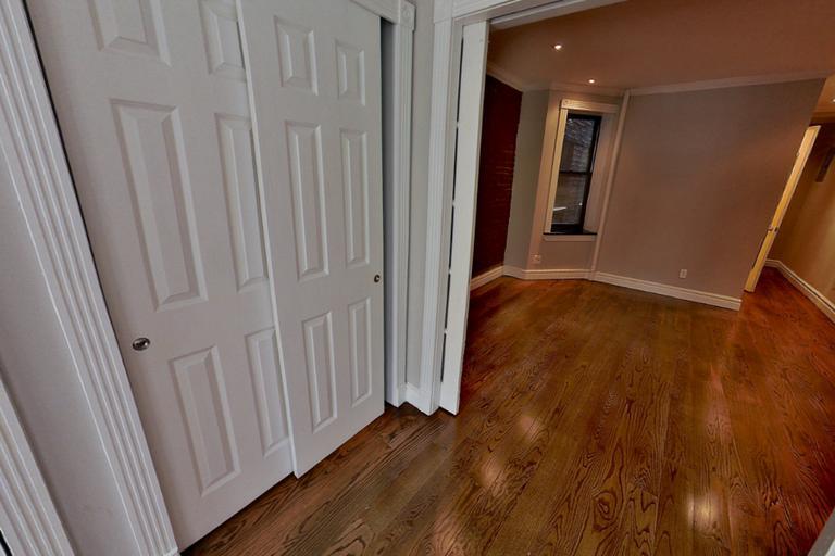 Foto principal - 219 E 23rd St
