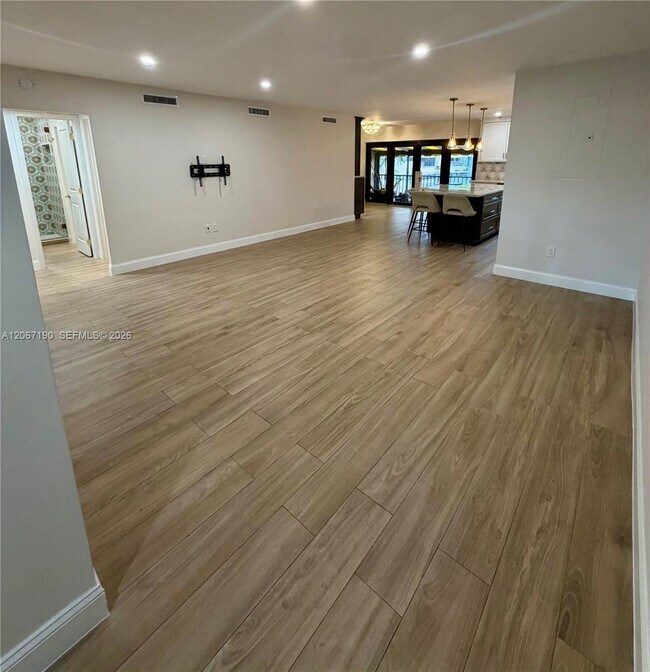 Building Photo - 16022 Kilmarnock Dr
