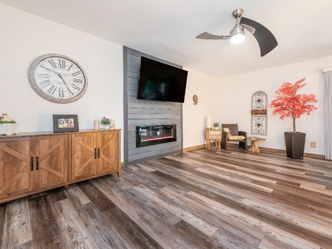 Foto del edificio - 8340 Meadow Lakes Dr