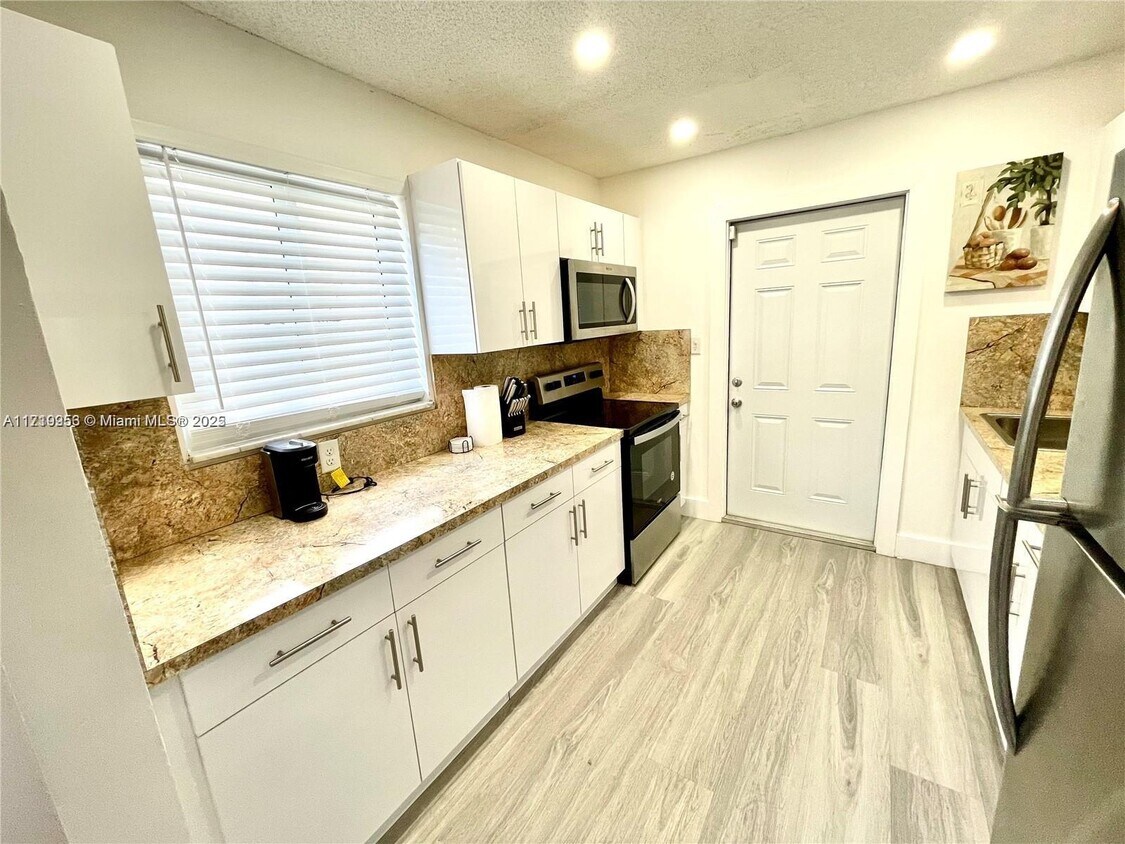 Foto principal - 8120 NW 5th Ct