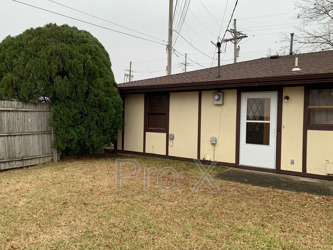 Building Photo - 423 W Elk St
