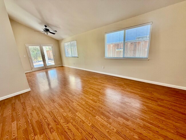 Living room/diningroom - 2847 Honeysuckle Cir