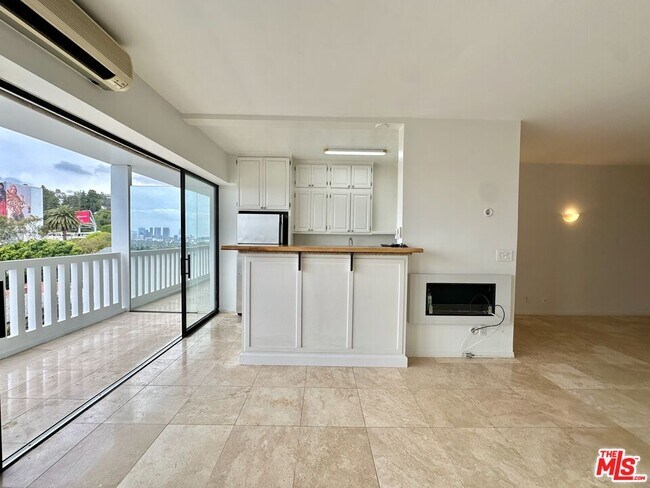 Foto del edificio - 999 N Doheny Dr