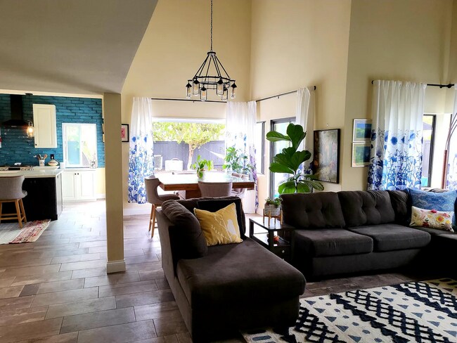 Building Photo - 4 Bedroom Home in the Hosp Grove Area of Olde Carlsbad