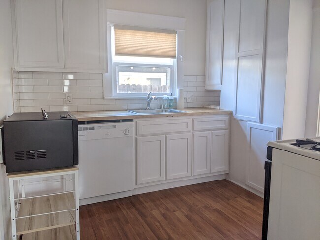kitchen - 4417 Clayton Ave