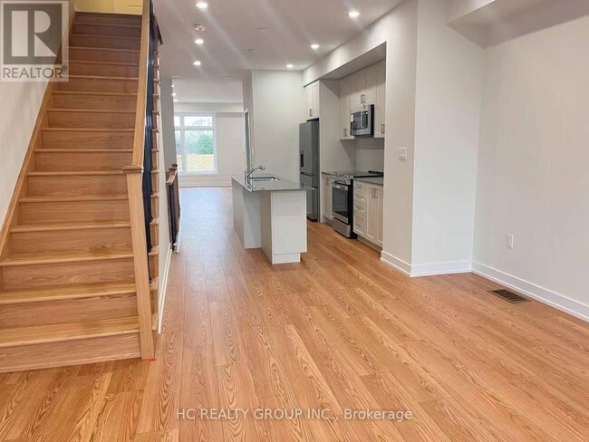 Photo du bâtiment - 1810 Donald Cousens Pkwy