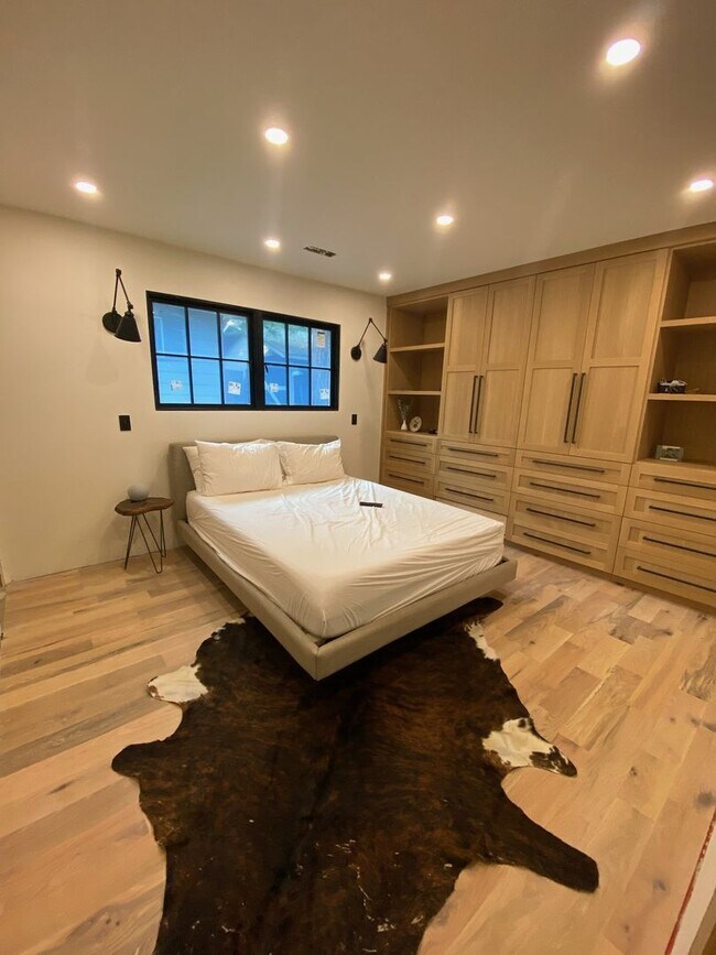 Foto del edificio - Remodeled Duplex with carport