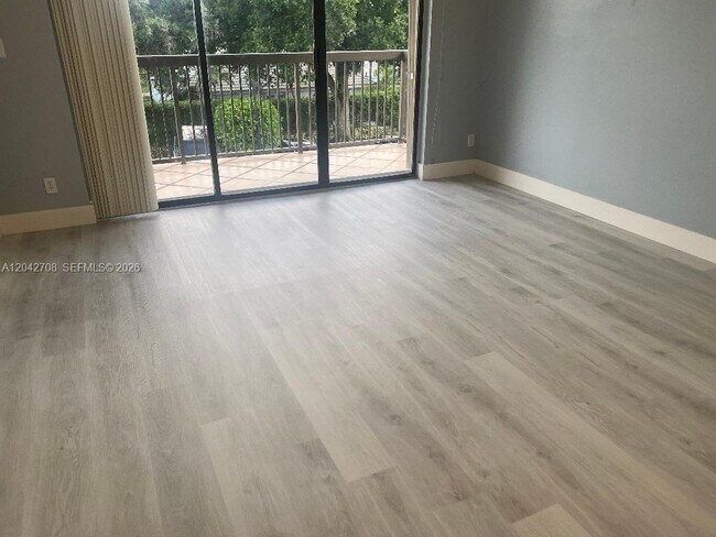 Foto del edificio - 5641 Riverside Dr