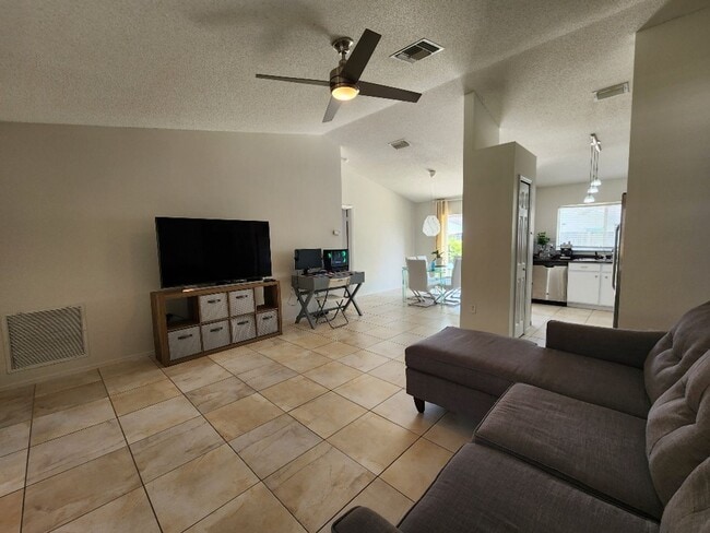 Building Photo - Gorgeous 3-Bedroom, 2-Bathroom in Brandon
