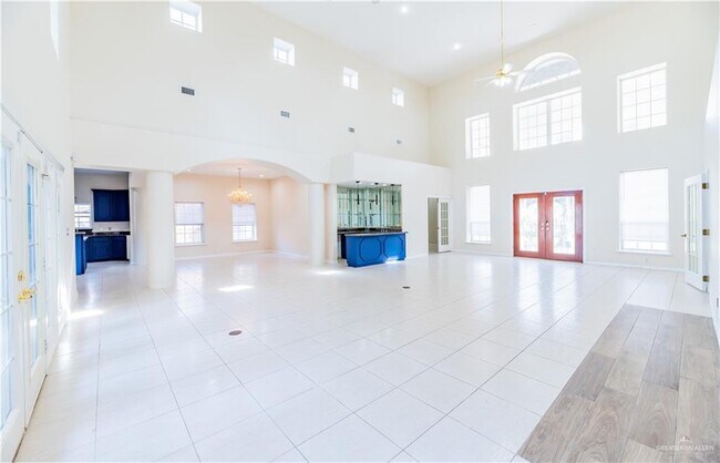 Building Photo - 1305 Fullerton Ave