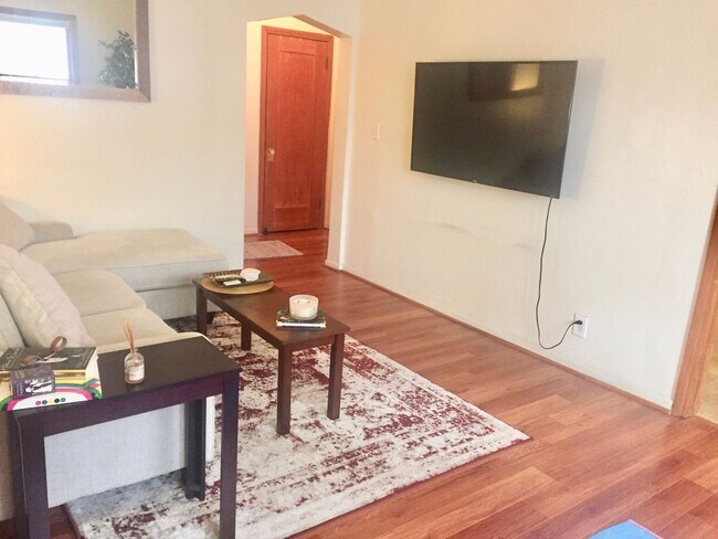 Foto del edificio - Huge One Bedroom with great light!  Newly ...